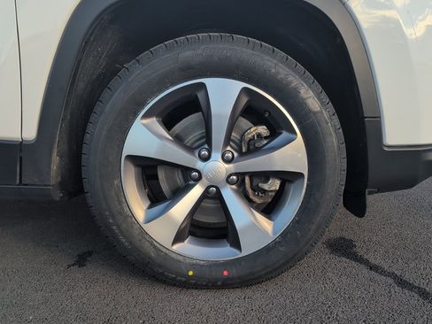 Used 2022 Jeep Cherokee Limited image 11