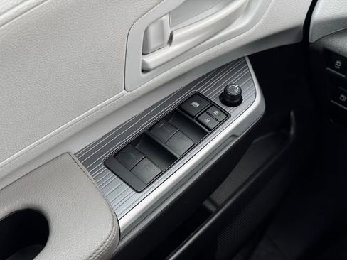 Certified 2025 Toyota Sienna LE image 36