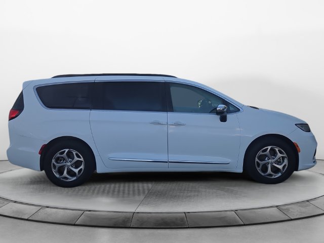 Used 2023 Chrysler Pacifica Limited FWD image 6