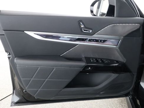 Used 2024 BMW 740i image 11