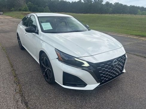 Used 2023 Nissan Altima 2.5 SR FWD image 2
