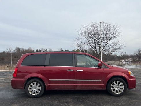 Used 2014 Chrysler Town & Country Touring w/ Trailer Tow Group image 3
