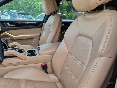 Used 2023 Porsche Cayenne AWD/4WD image 13