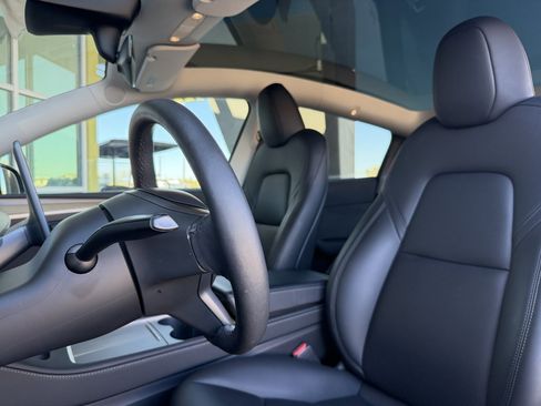 Used 2023 Tesla Model Y Long Range image 37