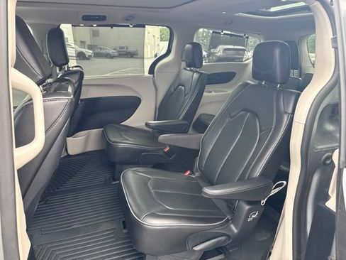 Used 2020 Chrysler Pacifica Limited w/ Tire & Wheel Group FWD image 11