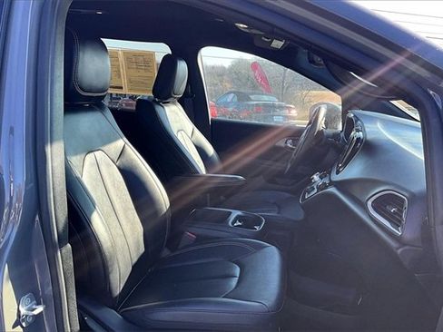 Used 2025 Chrysler Pacifica Select image 10