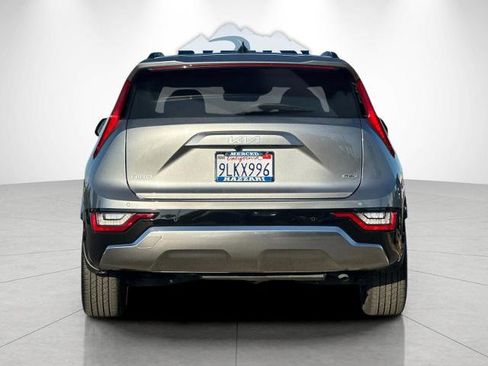 Used 2024 Kia Niro SX Touring image 4