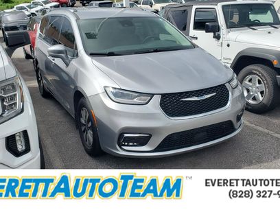 Used 2021 Chrysler Pacifica Touring-L