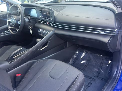 Used 2025 Hyundai Elantra SE FWD image 11
