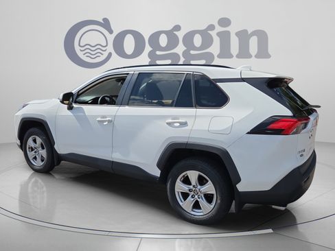 Used 2021 Toyota RAV4 XLE w/ Convenience Package FWD image 3