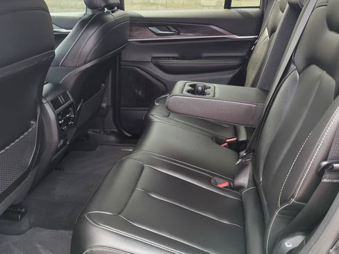 Used 2025 Jeep Grand Cherokee Limited AWD/4WD image 11