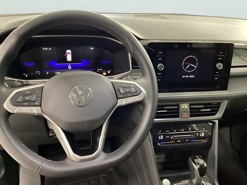 Certified 2025 Volkswagen Taos SE AWD/4WD image 6