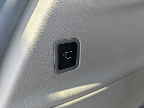 Used 2023 Chrysler Pacifica Touring-L AWD/4WD image 28