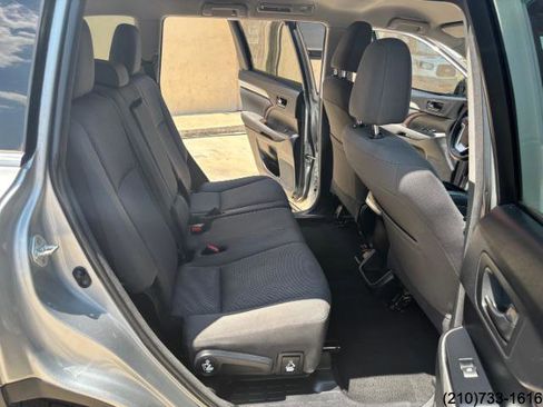 Used 2017 Toyota Highlander LE image 27