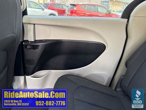 Used 2017 Chrysler Pacifica Touring w/ Tire & Wheel Group FWD image 11
