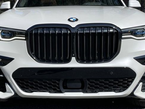 Used 2022 BMW X7 M50i image 3