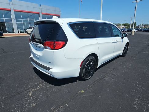 Used 2017 Chrysler Pacifica LX FWD image 3