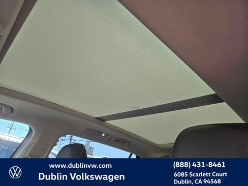 Used 2023 Volkswagen Tiguan SE w/ Panoramic Sunroof Package FWD image 18