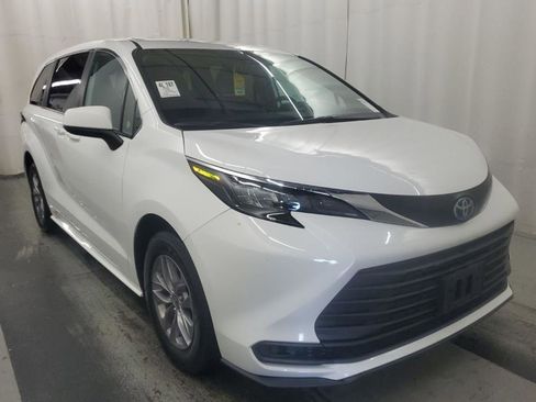 Used 2025 Toyota Sienna LE image 4