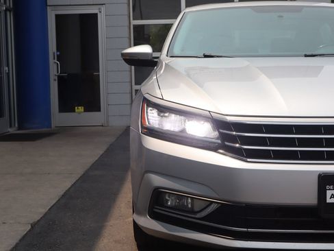 Used 2017 Volkswagen Passat 1.8T SE FWD image 24