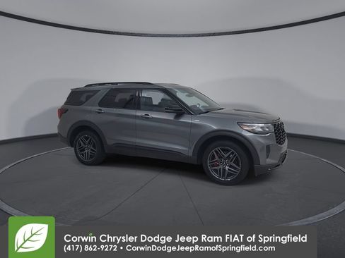 Used 2025 Ford Explorer ST-Line w/ ST-Line Street Pack AWD/4WD image 2