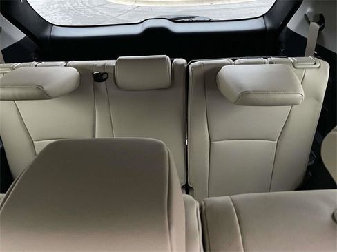 Used 2020 Toyota Highlander XLE image 18