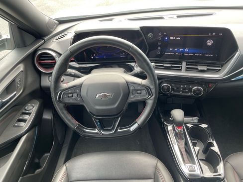 Used 2025 Chevrolet Trax RS w/ Driver Confidence Package image 5