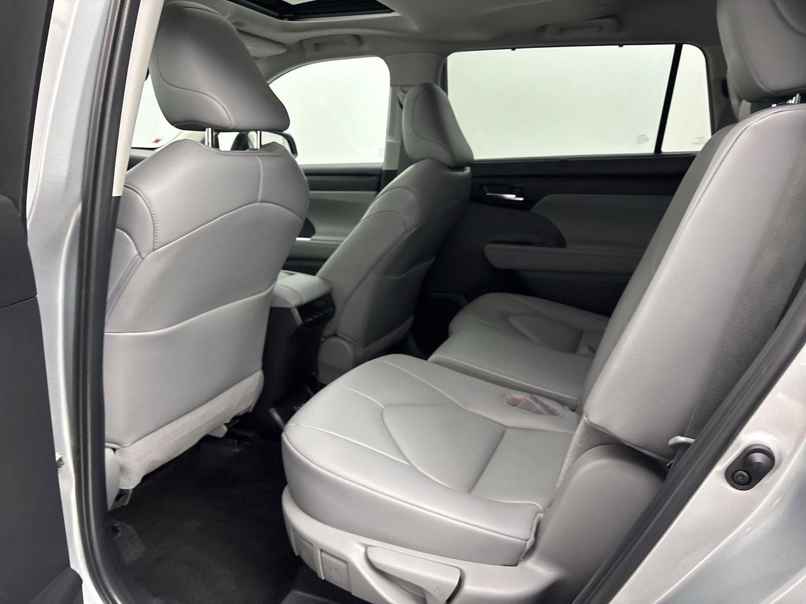 Used 2024 Toyota Highlander XLE AWD/4WD image 29