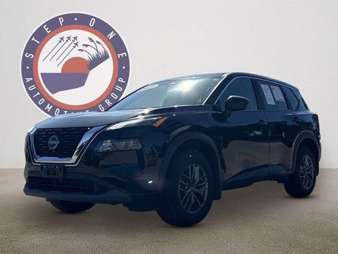 Used 2023 Nissan Rogue S image 2