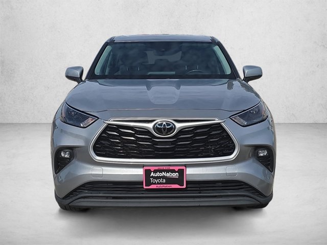 Used 2022 Toyota Highlander LE FWD image 2