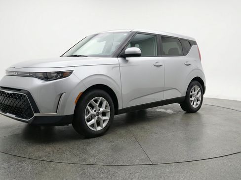 Used 2025 Kia Soul LX w/ LX Technology Package FWD image 3