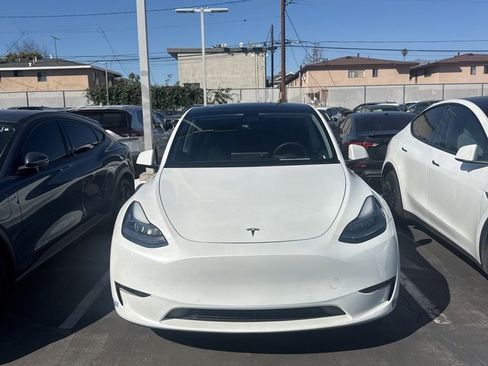 Used 2021 Tesla Model Y Long Range image 1