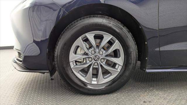 Used 2023 Toyota Sienna LE FWD image 30