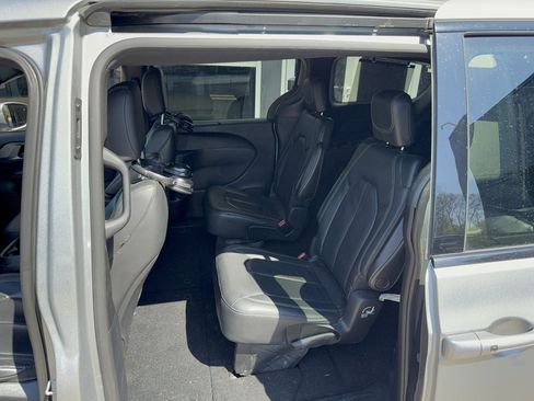 Used 2020 Chrysler Pacifica Touring-L w/ S Appearance Package FWD image 6