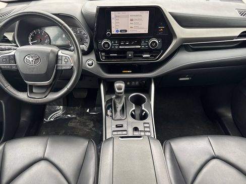 Used 2024 Toyota Highlander XLE AWD/4WD image 15