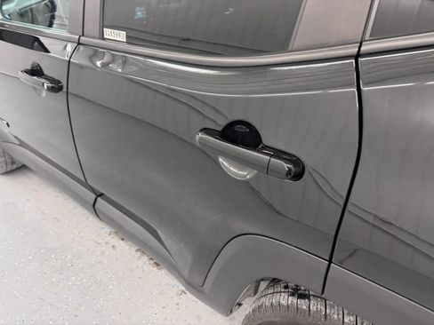 Used 2017 Jeep Renegade Altitude FWD image 20