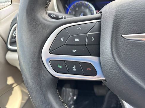 Used 2022 Chrysler Pacifica Touring-L image 15