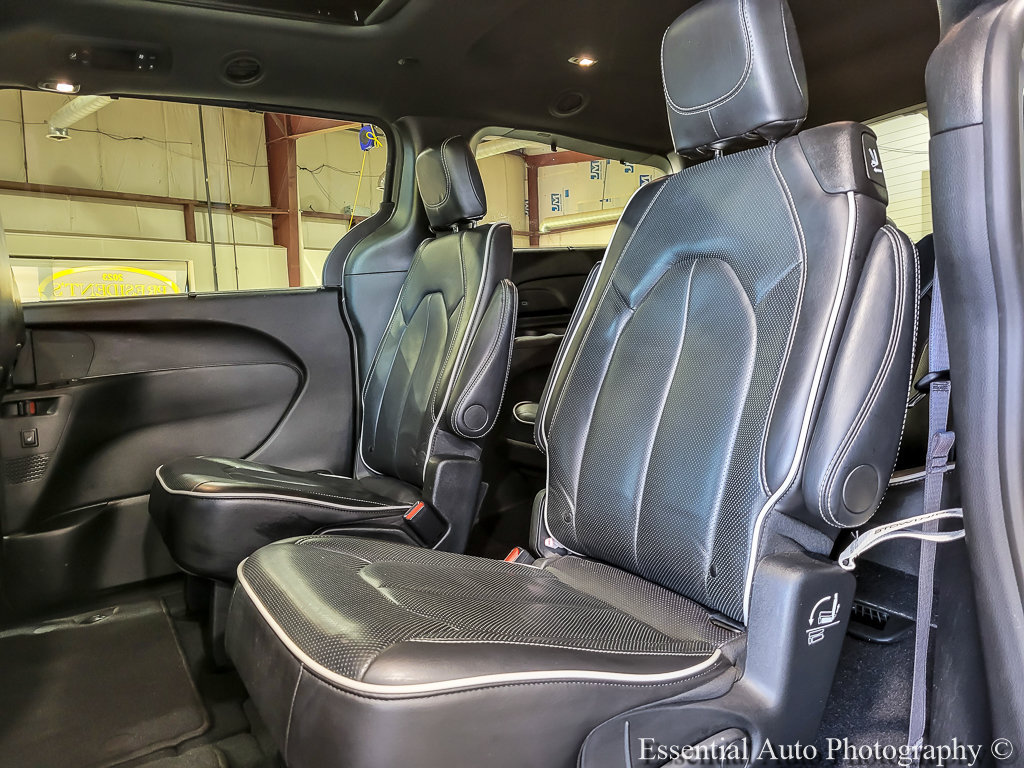 Used 2025 Chrysler Pacifica Limited FWD image 12