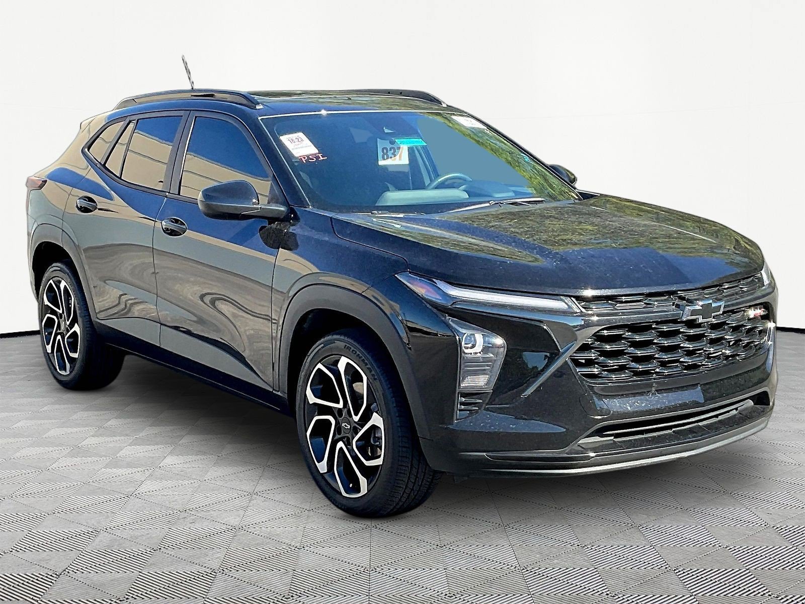 Used 2024 Chevrolet Trax RS w/ Sunroof Package FWD image 3