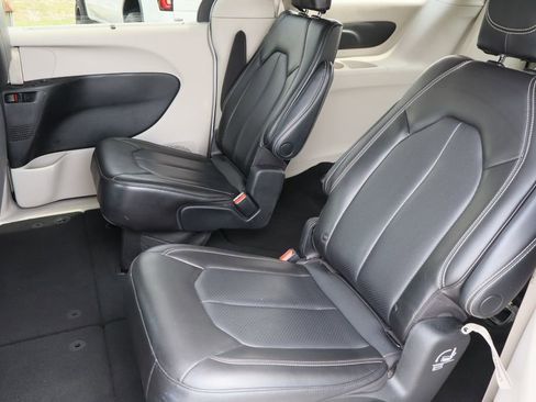 Used 2023 Chrysler Pacifica Touring-L FWD image 23