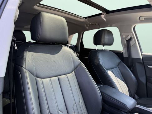 Used 2019 Audi e-tron Prestige w/ Prestige Package image 57