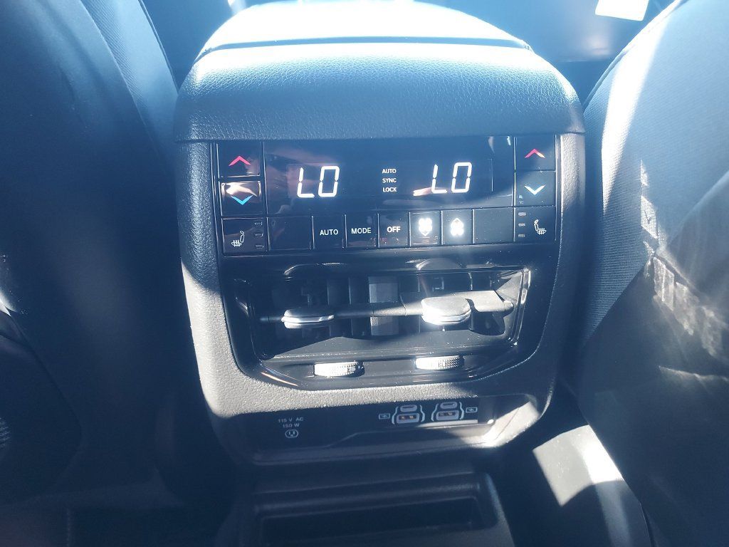 Used 2023 Jeep Grand Cherokee L Overland w/ Luxury Tech Group IV AWD/4WD image 11