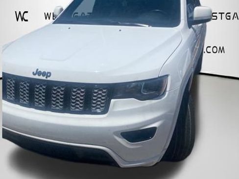 Used 2017 Jeep Grand Cherokee Altitude RWD image 2