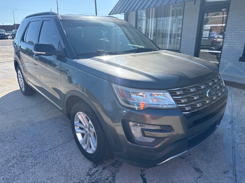Used 2017 Ford Explorer XLT w/ Equipment Group 202A FWD image 2