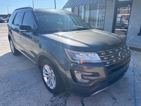 Used 2017 Ford Explorer XLT w/ Equipment Group 202A FWD image 2