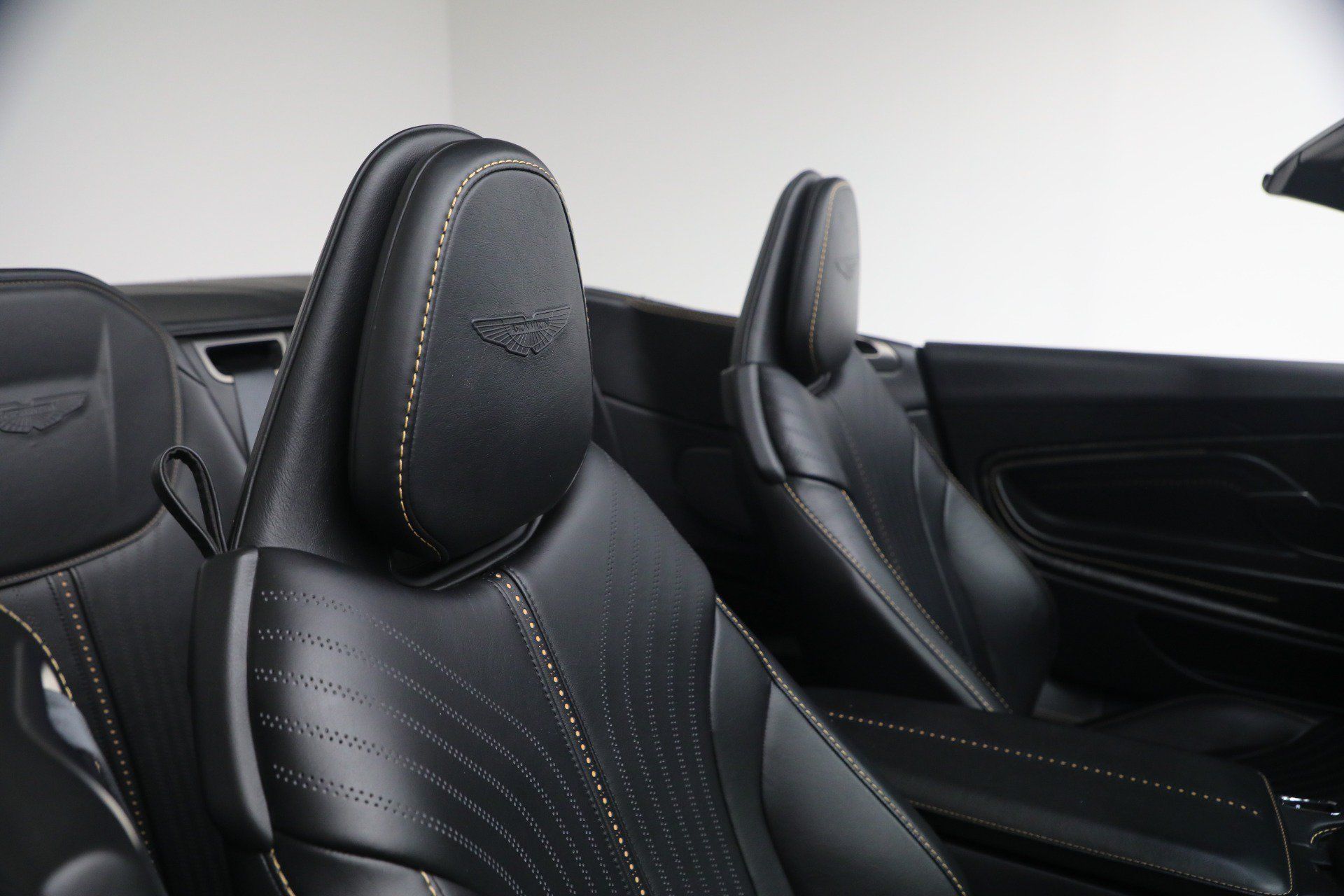 Used 2020 Aston Martin DB11 Volante RWD image 38