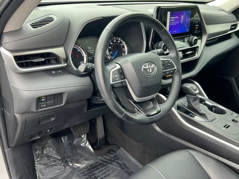 Used 2023 Toyota Highlander XLE AWD/4WD image 19