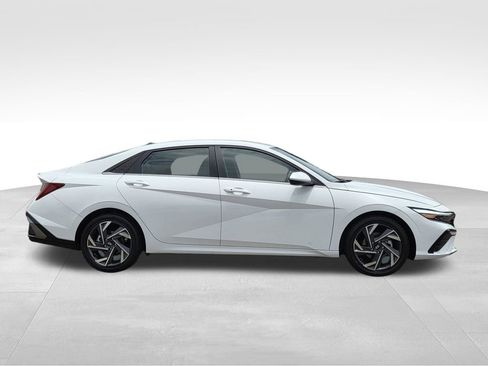 Used 2025 Hyundai Elantra SEL FWD image 5