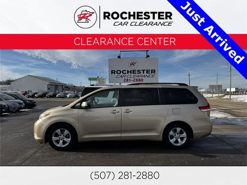Used 2012 Toyota Sienna LE image 1