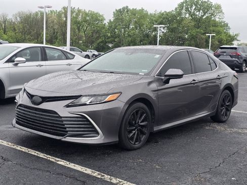 Used 2021 Toyota Camry LE FWD image 3